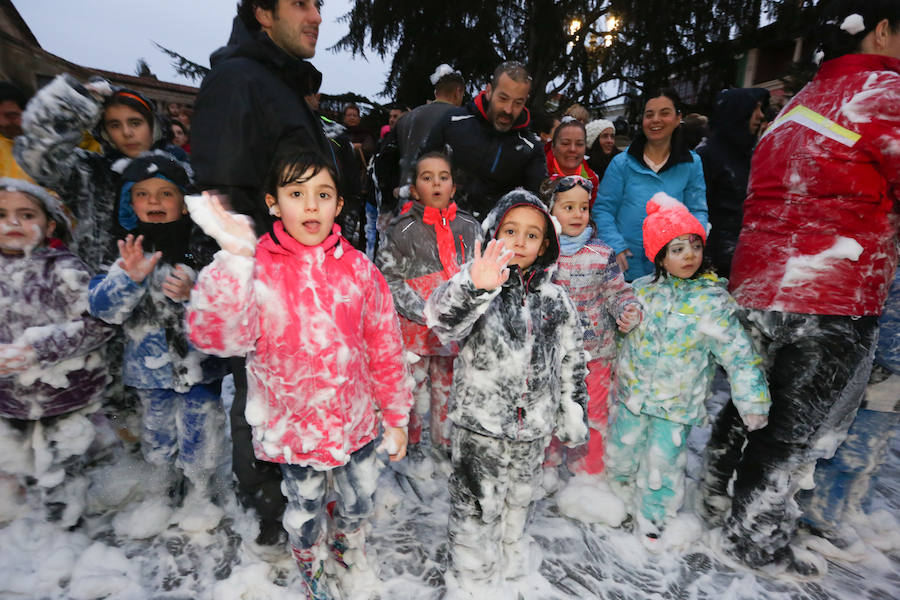 El Antroxu avilesino rinde homenaje al vecino continente del sur en un despliegue de originalidad y color en el que la carroza de 'Los Dioses de Ébano' fue la triunfadora
