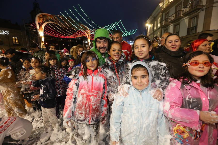 El Antroxu avilesino rinde homenaje al vecino continente del sur en un despliegue de originalidad y color en el que la carroza de 'Los Dioses de Ébano' fue la triunfadora