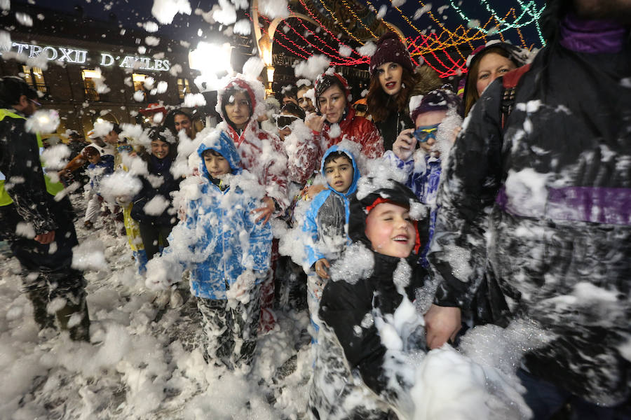 El Antroxu avilesino rinde homenaje al vecino continente del sur en un despliegue de originalidad y color en el que la carroza de 'Los Dioses de Ébano' fue la triunfadora