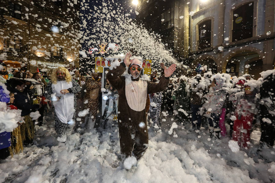 El Antroxu avilesino rinde homenaje al vecino continente del sur en un despliegue de originalidad y color en el que la carroza de 'Los Dioses de Ébano' fue la triunfadora