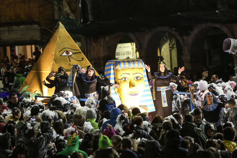 El Antroxu avilesino rinde homenaje al vecino continente del sur en un despliegue de originalidad y color en el que la carroza de 'Los Dioses de Ébano' fue la triunfadora