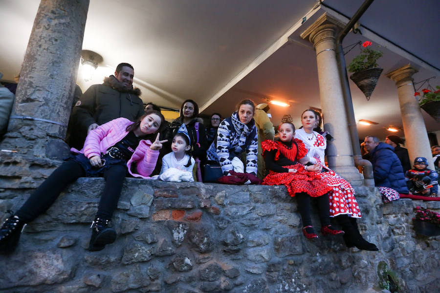 El Antroxu avilesino rinde homenaje al vecino continente del sur en un despliegue de originalidad y color en el que la carroza de 'Los Dioses de Ébano' fue la triunfadora