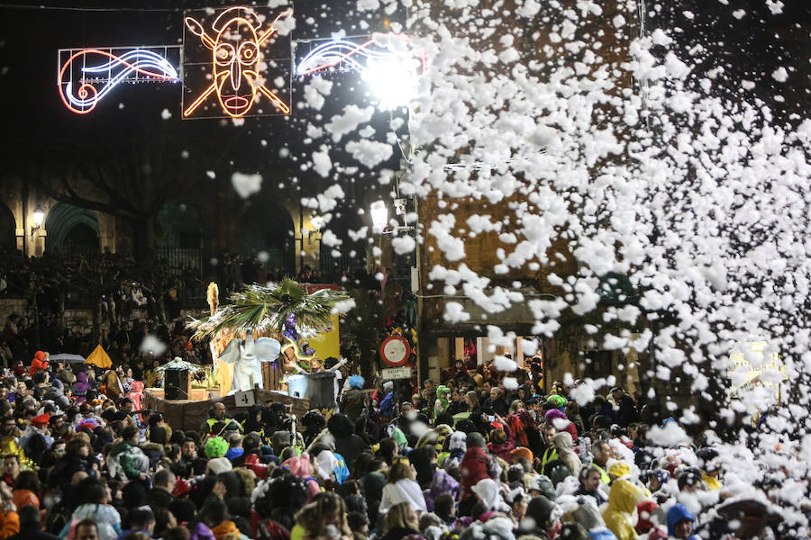 El Antroxu avilesino rinde homenaje al vecino continente del sur en un despliegue de originalidad y color en el que la carroza de 'Los Dioses de Ébano' fue la triunfadora