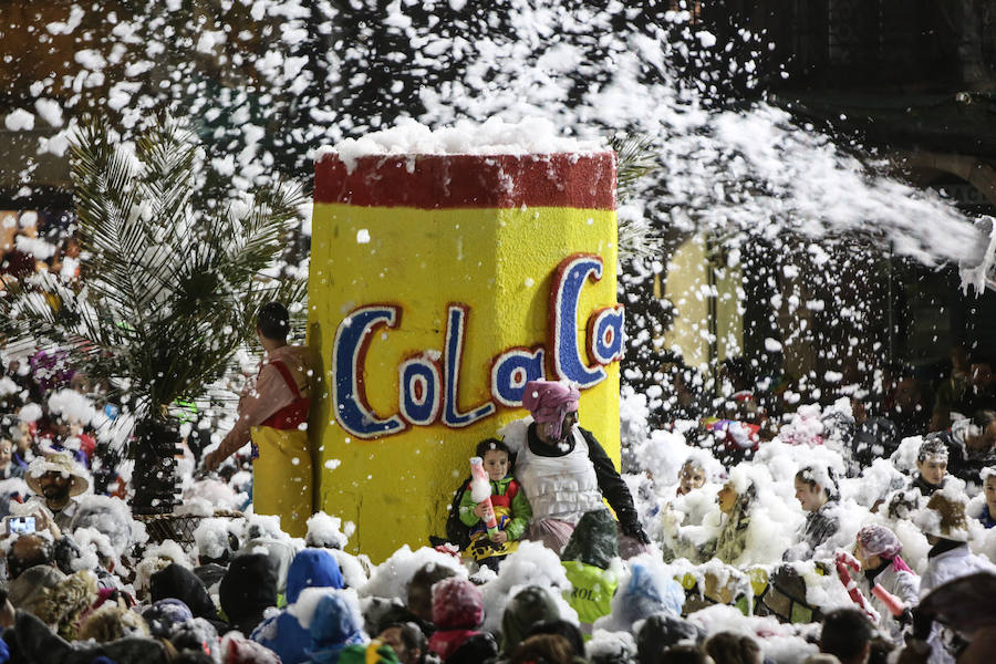 El Antroxu avilesino rinde homenaje al vecino continente del sur en un despliegue de originalidad y color en el que la carroza de 'Los Dioses de Ébano' fue la triunfadora