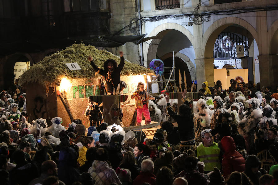 El Antroxu avilesino rinde homenaje al vecino continente del sur en un despliegue de originalidad y color en el que la carroza de 'Los Dioses de Ébano' fue la triunfadora