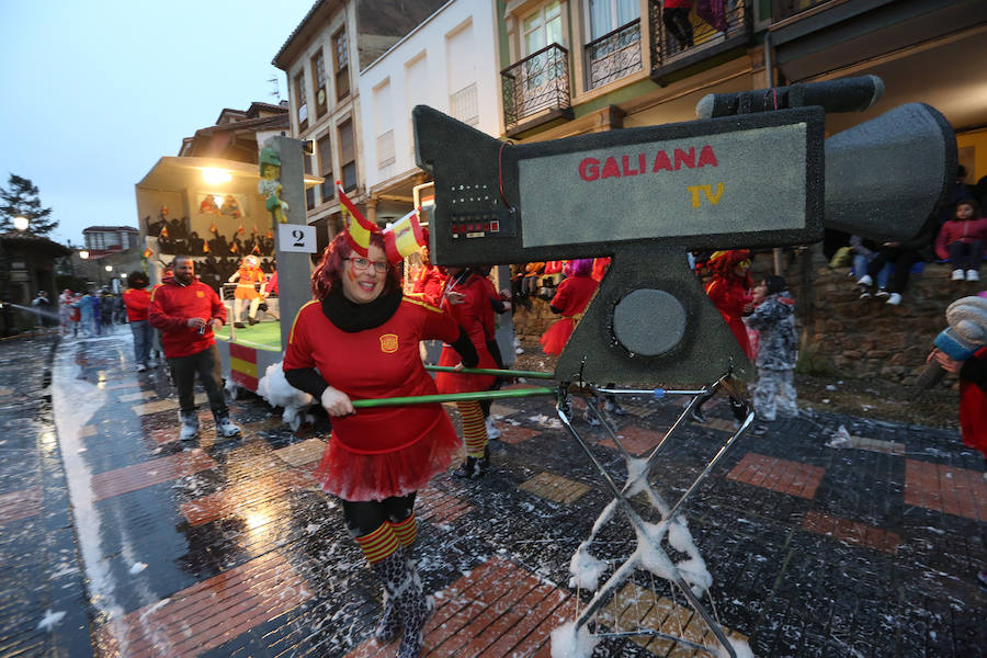 El Antroxu avilesino rinde homenaje al vecino continente del sur en un despliegue de originalidad y color en el que la carroza de 'Los Dioses de Ébano' fue la triunfadora
