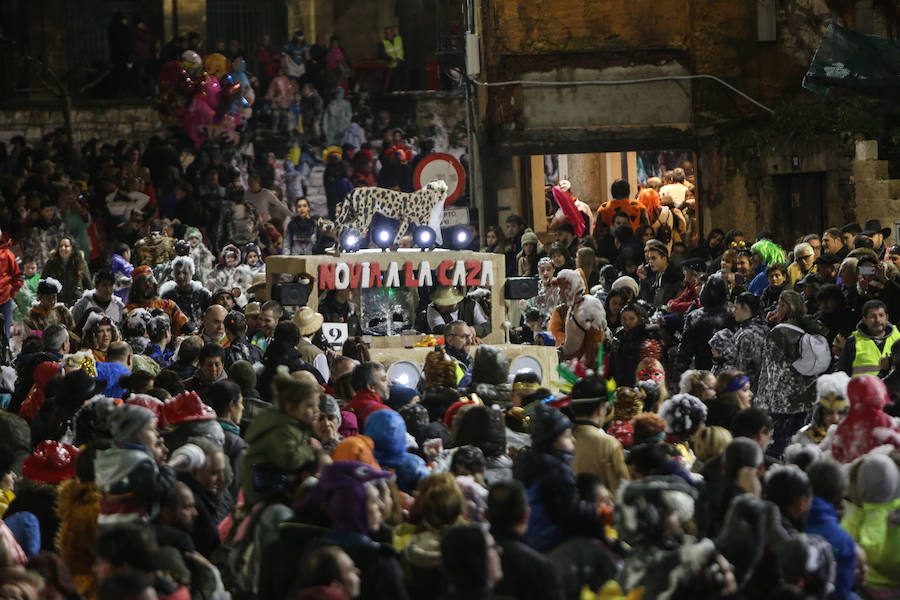 El Antroxu avilesino rinde homenaje al vecino continente del sur en un despliegue de originalidad y color en el que la carroza de 'Los Dioses de Ébano' fue la triunfadora