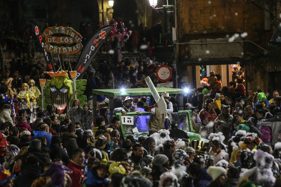 El Antroxu avilesino rinde homenaje al vecino continente del sur en un despliegue de originalidad y color en el que la carroza de 'Los Dioses de Ébano' fue la triunfadora