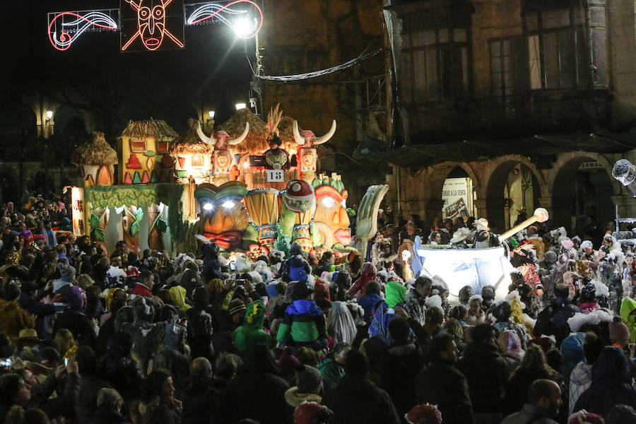 El Antroxu avilesino rinde homenaje al vecino continente del sur en un despliegue de originalidad y color en el que la carroza de 'Los Dioses de Ébano' fue la triunfadora