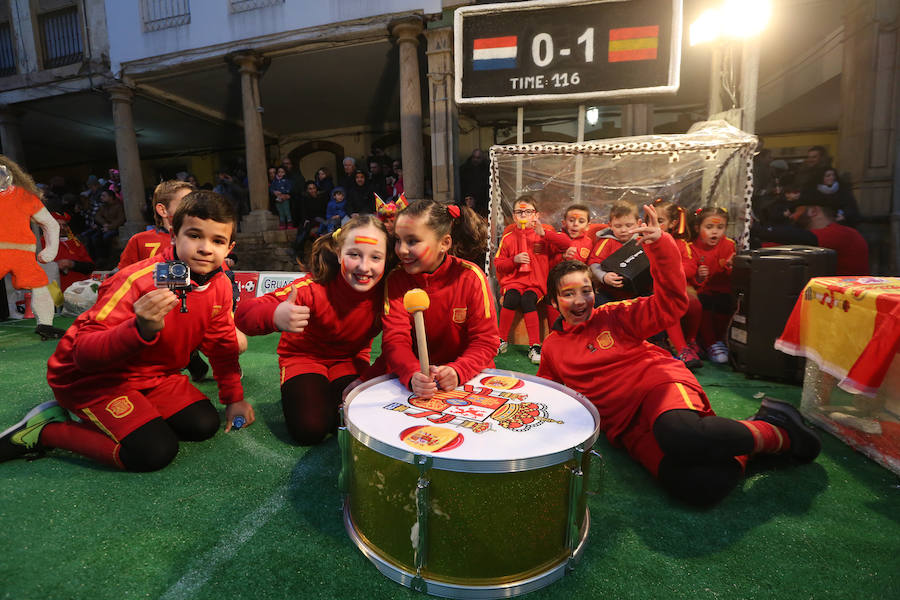 El Antroxu avilesino rinde homenaje al vecino continente del sur en un despliegue de originalidad y color en el que la carroza de 'Los Dioses de Ébano' fue la triunfadora