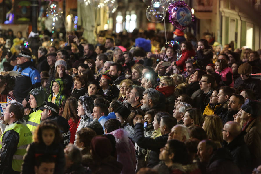 El Antroxu avilesino rinde homenaje al vecino continente del sur en un despliegue de originalidad y color en el que la carroza de 'Los Dioses de Ébano' fue la triunfadora