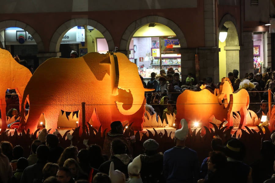 El Antroxu avilesino rinde homenaje al vecino continente del sur en un despliegue de originalidad y color en el que la carroza de 'Los Dioses de Ébano' fue la triunfadora
