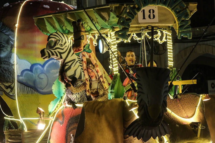 El Antroxu avilesino rinde homenaje al vecino continente del sur en un despliegue de originalidad y color en el que la carroza de 'Los Dioses de Ébano' fue la triunfadora