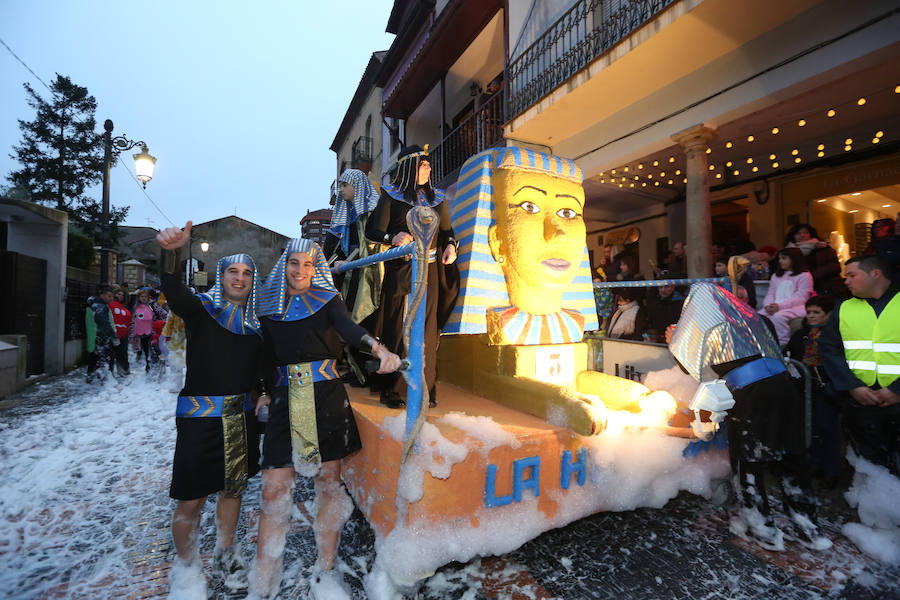 El Antroxu avilesino rinde homenaje al vecino continente del sur en un despliegue de originalidad y color en el que la carroza de 'Los Dioses de Ébano' fue la triunfadora