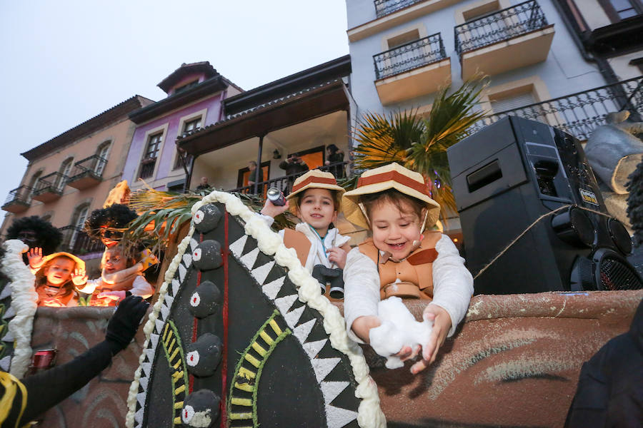 El Antroxu avilesino rinde homenaje al vecino continente del sur en un despliegue de originalidad y color en el que la carroza de 'Los Dioses de Ébano' fue la triunfadora