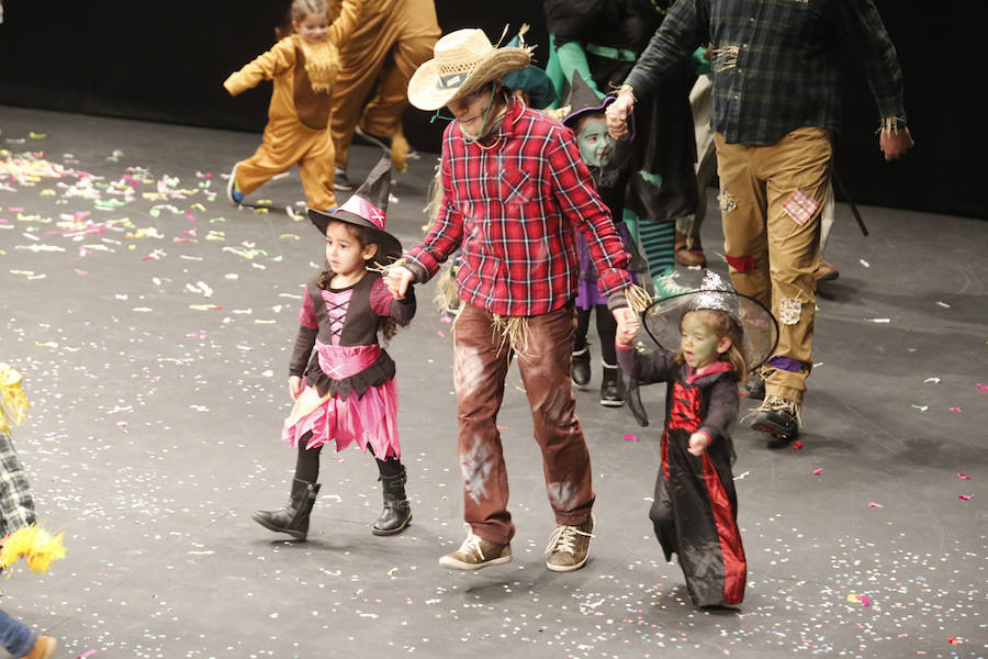 Los más pequeños de la casa ponen su originalidad y desparpajo sobre el escenario del Teatro Jovellanos un año más