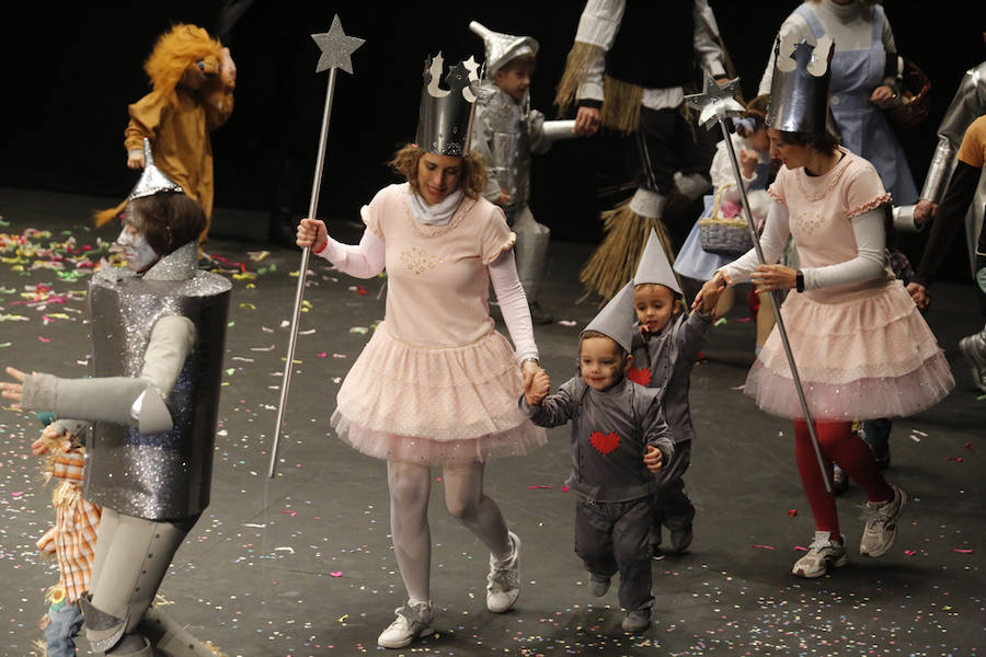 Los más pequeños de la casa ponen su originalidad y desparpajo sobre el escenario del Teatro Jovellanos un año más