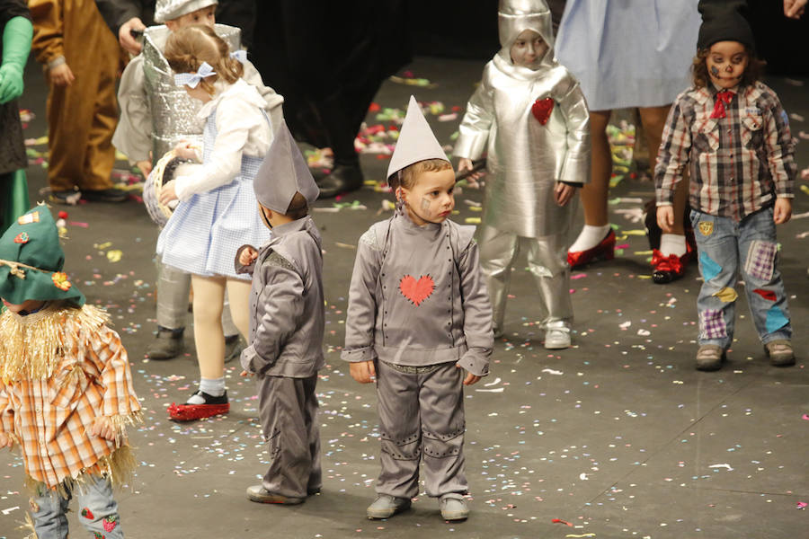 Los más pequeños de la casa ponen su originalidad y desparpajo sobre el escenario del Teatro Jovellanos un año más
