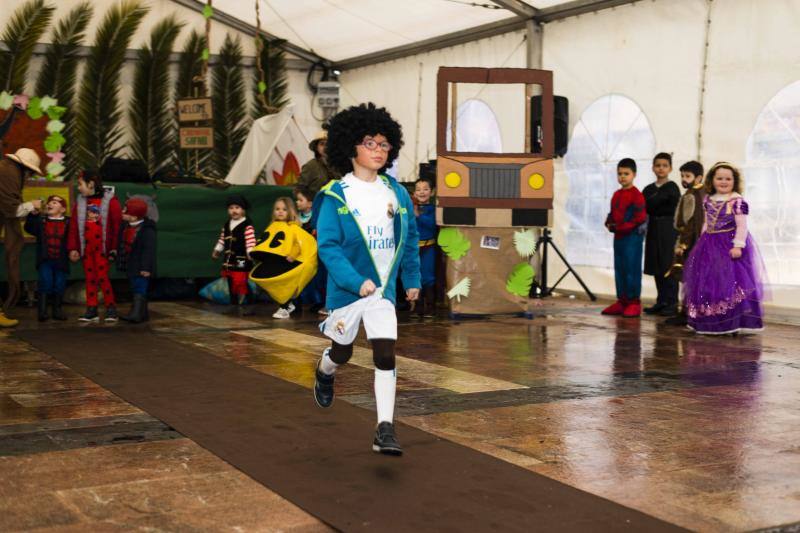 El carnaval de la localidad del oriente asturiano no pudo disfrutar del desfile infantil en la calle, pero eso no impidió la celebración bajo la carpa situada en la plaza Camila Beceña.