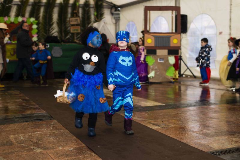 El carnaval de la localidad del oriente asturiano no pudo disfrutar del desfile infantil en la calle, pero eso no impidió la celebración bajo la carpa situada en la plaza Camila Beceña.