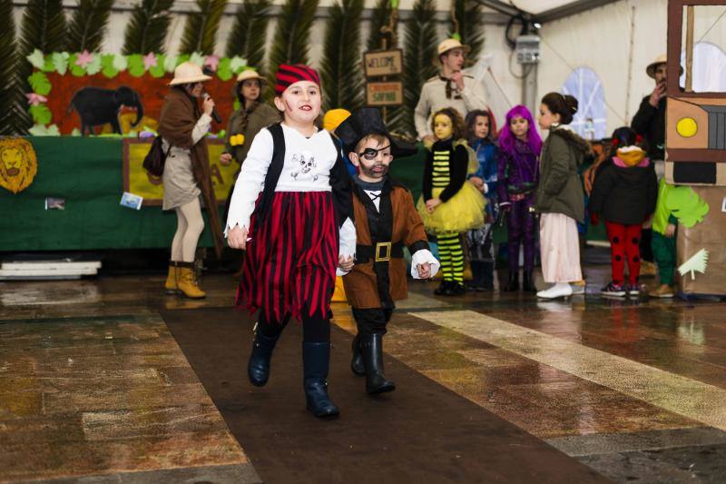 El carnaval de la localidad del oriente asturiano no pudo disfrutar del desfile infantil en la calle, pero eso no impidió la celebración bajo la carpa situada en la plaza Camila Beceña.