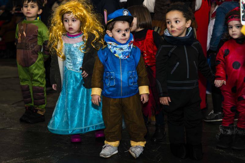 El carnaval de la localidad del oriente asturiano no pudo disfrutar del desfile infantil en la calle, pero eso no impidió la celebración bajo la carpa situada en la plaza Camila Beceña.