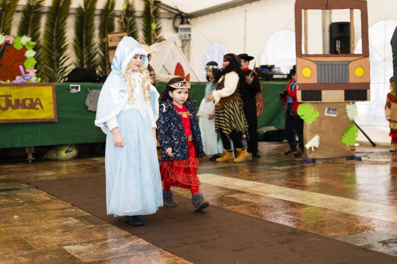 El carnaval de la localidad del oriente asturiano no pudo disfrutar del desfile infantil en la calle, pero eso no impidió la celebración bajo la carpa situada en la plaza Camila Beceña.