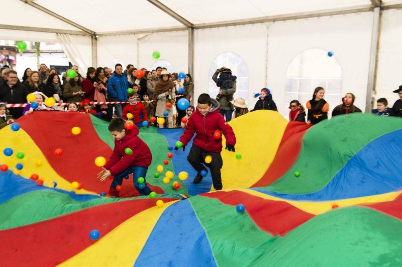 El carnaval de la localidad del oriente asturiano no pudo disfrutar del desfile infantil en la calle, pero eso no impidió la celebración bajo la carpa situada en la plaza Camila Beceña.