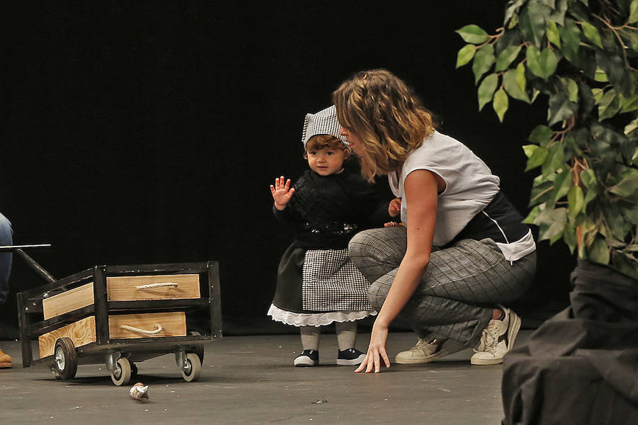 Familias y grupos de niños participan en el certamen para elegir cuál es el disfraz más orgininal, el 'más simpáticu' y la familia más antroxera.