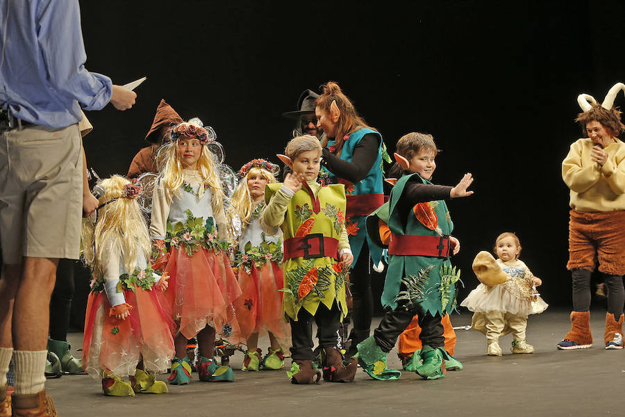 Familias y grupos de niños participan en el certamen para elegir cuál es el disfraz más orgininal, el 'más simpáticu' y la familia más antroxera.