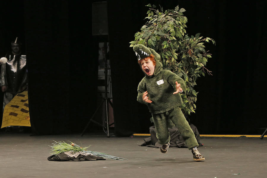 Familias y grupos de niños participan en el certamen para elegir cuál es el disfraz más orgininal, el 'más simpáticu' y la familia más antroxera.