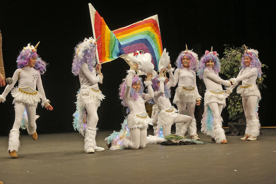Familias y grupos de niños participan en el certamen para elegir cuál es el disfraz más orgininal, el 'más simpáticu' y la familia más antroxera.