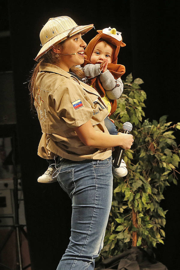 Familias y grupos de niños participan en el certamen para elegir cuál es el disfraz más orgininal, el 'más simpáticu' y la familia más antroxera.