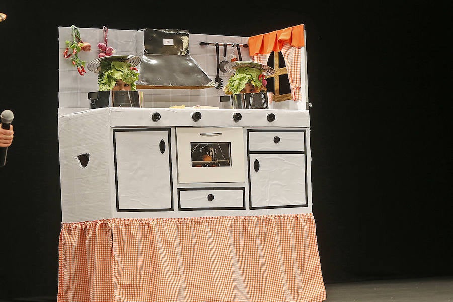 Familias y grupos de niños participan en el certamen para elegir cuál es el disfraz más orgininal, el 'más simpáticu' y la familia más antroxera.