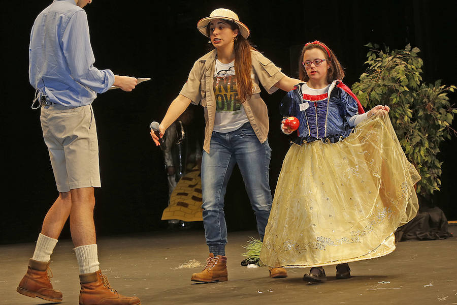 Familias y grupos de niños participan en el certamen para elegir cuál es el disfraz más orgininal, el 'más simpáticu' y la familia más antroxera.