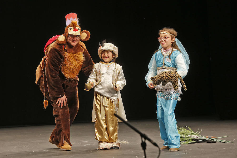 Familias y grupos de niños participan en el certamen para elegir cuál es el disfraz más orgininal, el 'más simpáticu' y la familia más antroxera.