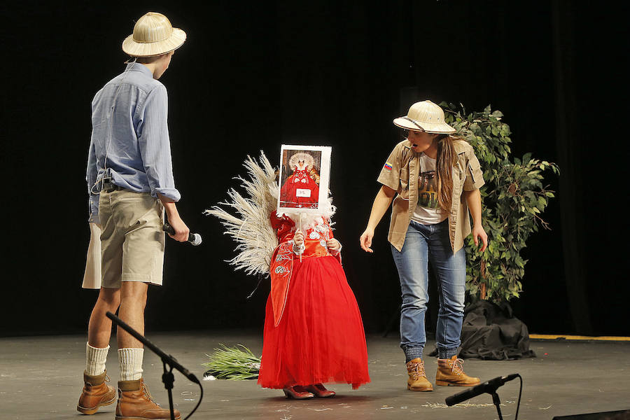 Familias y grupos de niños participan en el certamen para elegir cuál es el disfraz más orgininal, el 'más simpáticu' y la familia más antroxera.