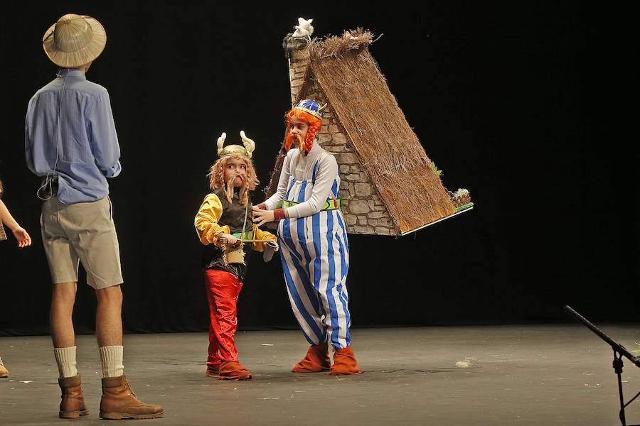 Familias y grupos de niños participan en el certamen para elegir cuál es el disfraz más orgininal, el 'más simpáticu' y la familia más antroxera.