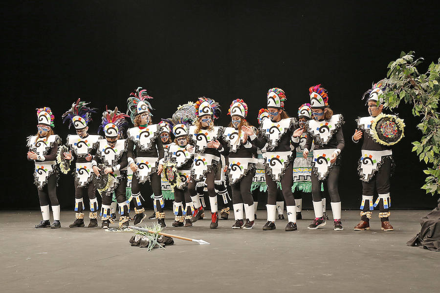 Familias y grupos de niños participan en el certamen para elegir cuál es el disfraz más orgininal, el 'más simpáticu' y la familia más antroxera.