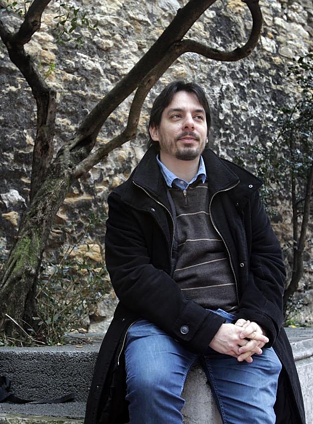 Ignacio Fernández del Páramo, ante la muralla medieval. 