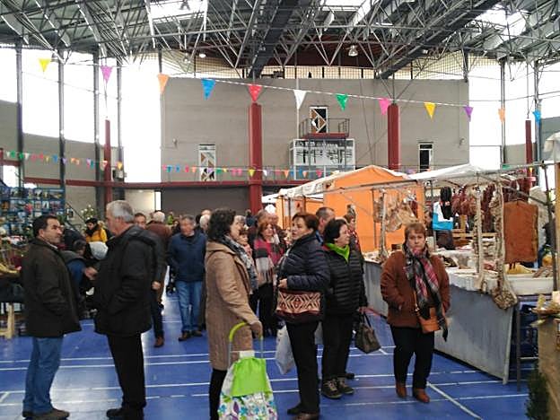 Asistentes a la feria, en la que se pudieron degustar y adquirir productos típicos de la matanza. 