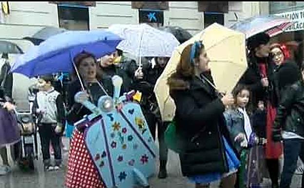 El pasacalles infantil del Antroxu de Gijón, cancelado por la lluvia
