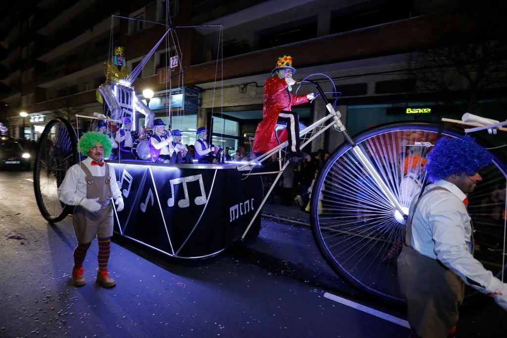 Las charangas hicieron las delicias de los cientos de gijoneses que desafiaron al frío para presenciar el principal desfile del Día de Carnaval