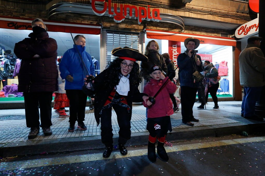 Las charangas hicieron las delicias de los cientos de gijoneses que desafiaron al frío para presenciar el principal desfile del Día de Carnaval