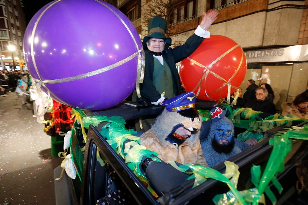 Las charangas hicieron las delicias de los cientos de gijoneses que desafiaron al frío para presenciar el principal desfile del Día de Carnaval