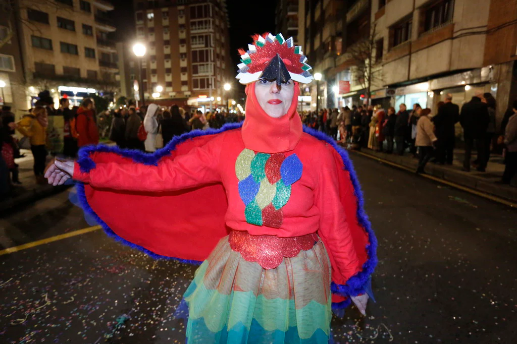 Las charangas hicieron las delicias de los cientos de gijoneses que desafiaron al frío para presenciar el principal desfile del Día de Carnaval