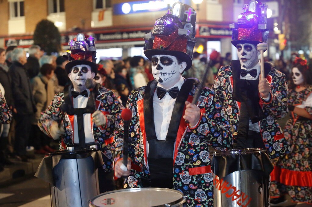 Las charangas hicieron las delicias de los cientos de gijoneses que desafiaron al frío para presenciar el principal desfile del Día de Carnaval