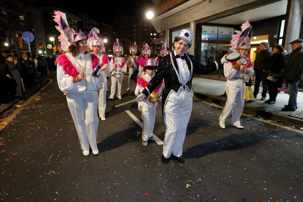 Las charangas hicieron las delicias de los cientos de gijoneses que desafiaron al frío para presenciar el principal desfile del Día de Carnaval