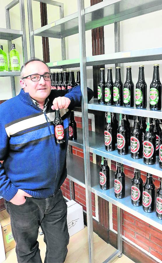 La cerveza de elaboración tradicional tiene en el concejo a un buen número de productores y acólitos