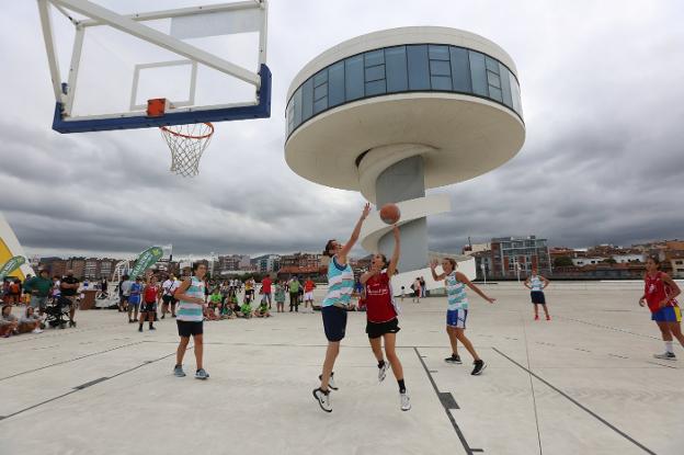 La plaza del Centro Niemeyer alberga actividades muy diversas, como el torneo de baloncesto en la calle de las fiestas de San Agustín. 